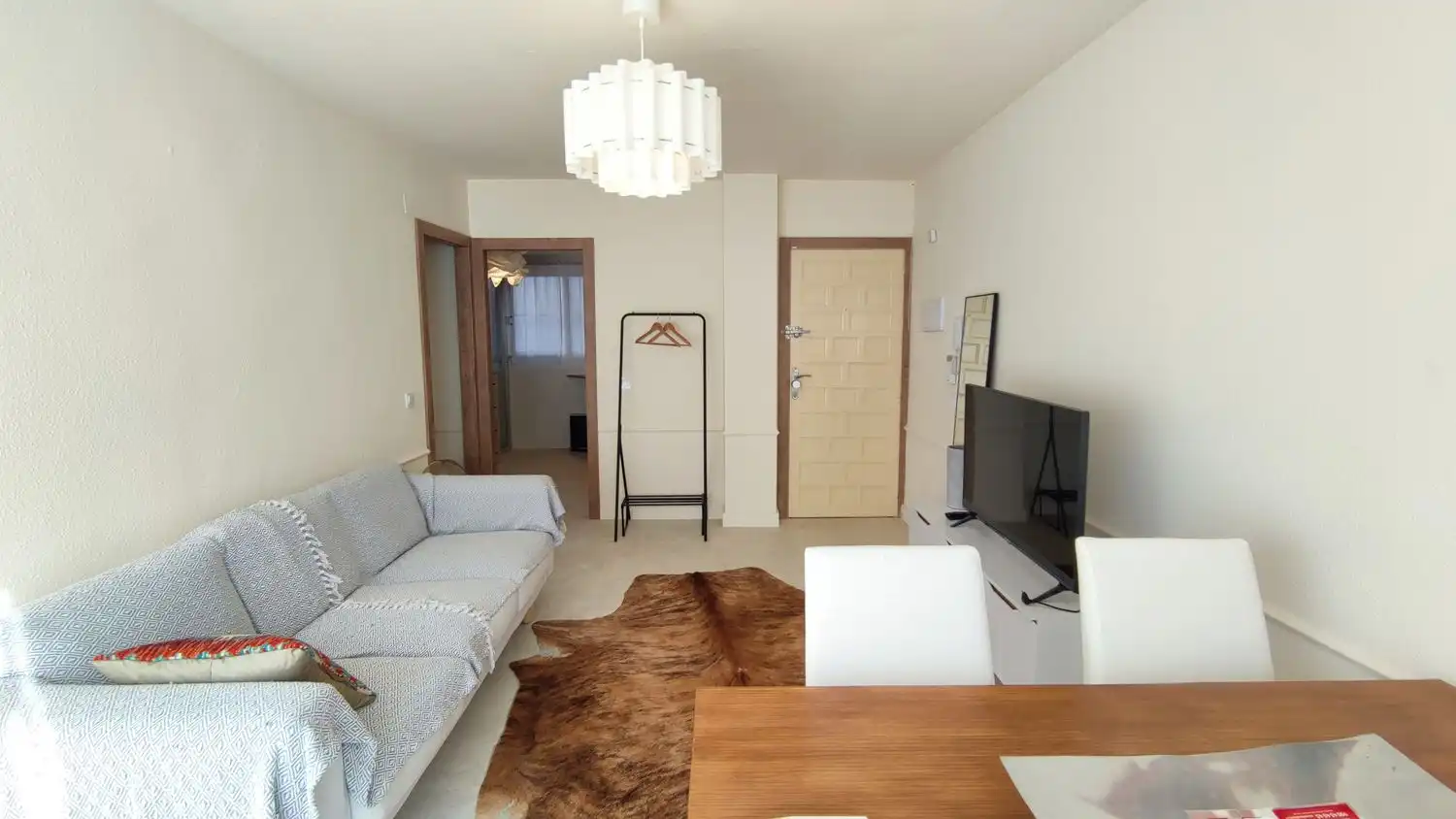Sala d'estar de Pis de lloguer en Torrevieja amb Aire condicionat i Balcó