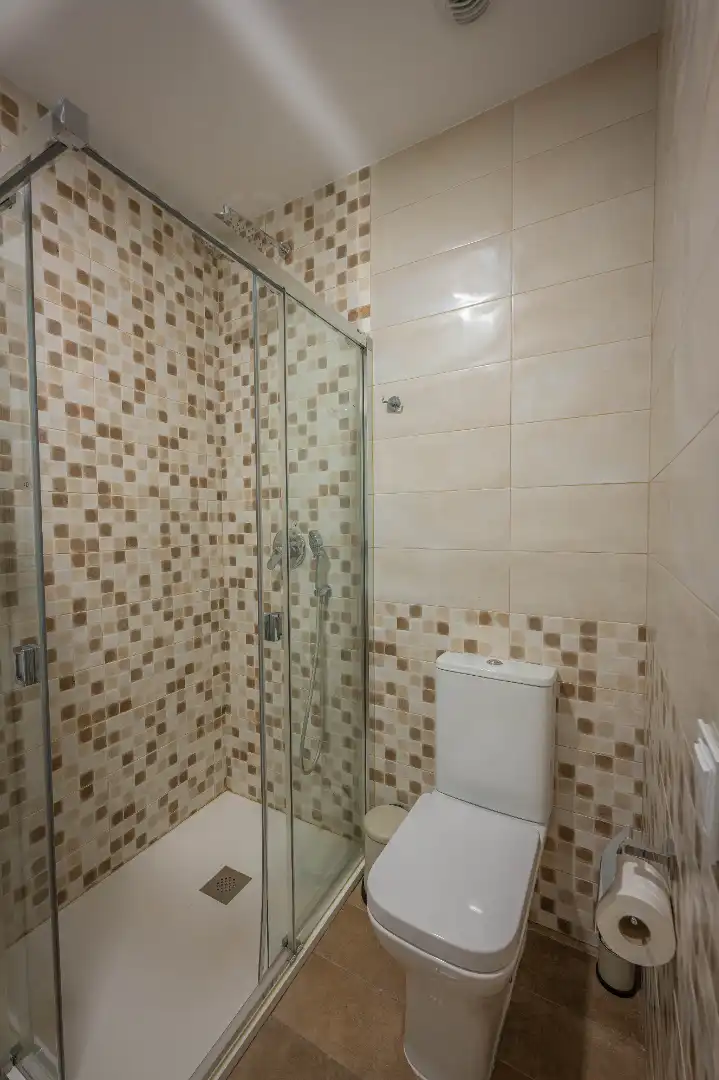Badezimmer von Dachboden zum Verkauf in Valladolid mit Ofen, Waschmaschine und Mikrowelle