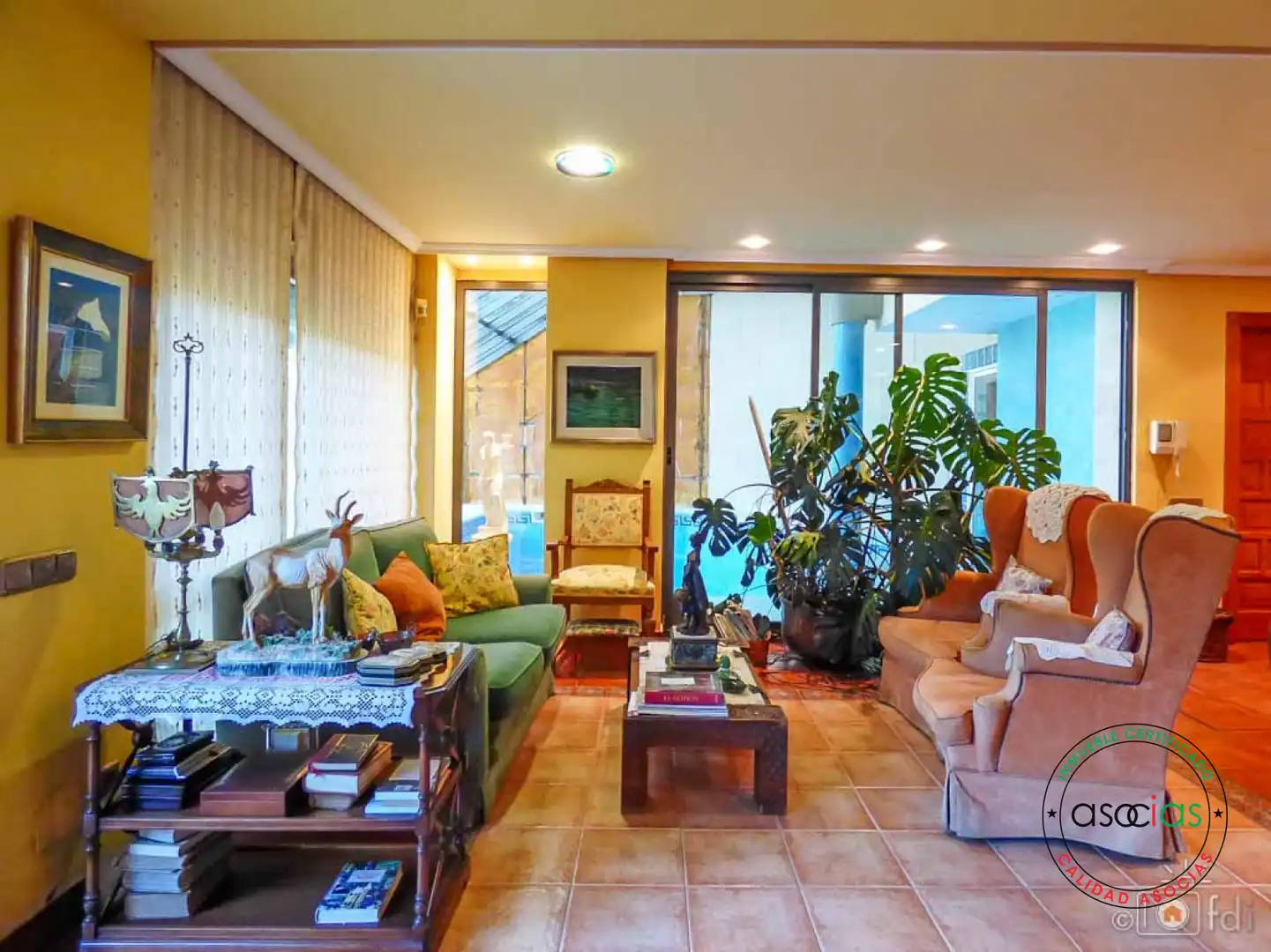 Sala d'estar de Casa o xalet en venda en Oviedo  amb Calefacció, Jardí privat i Parquet