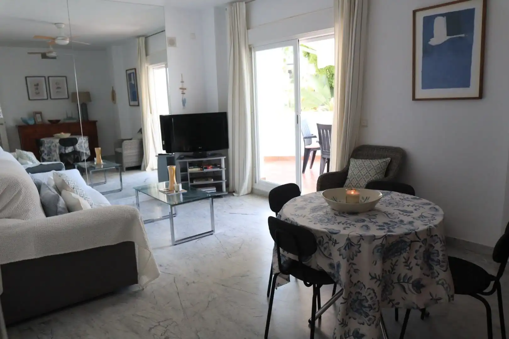 Sala de estar de Apartamento de alquiler en Marbella con Aire acondicionado, Amueblado y Piscina comunitaria