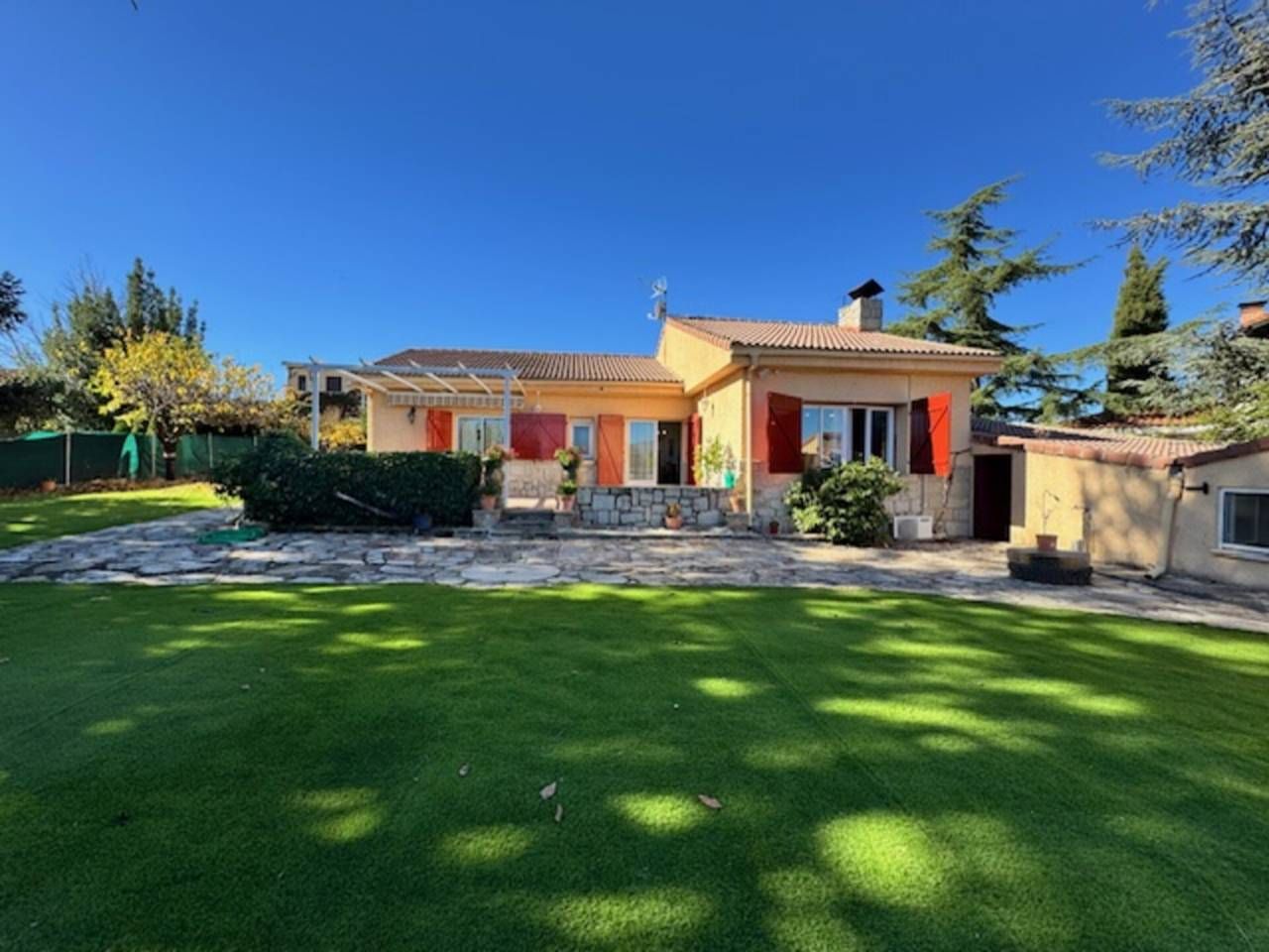 Vista exterior de Casa o xalet en venda en Buitrago del Lozoya amb Calefacció, Jardí privat i Terrassa