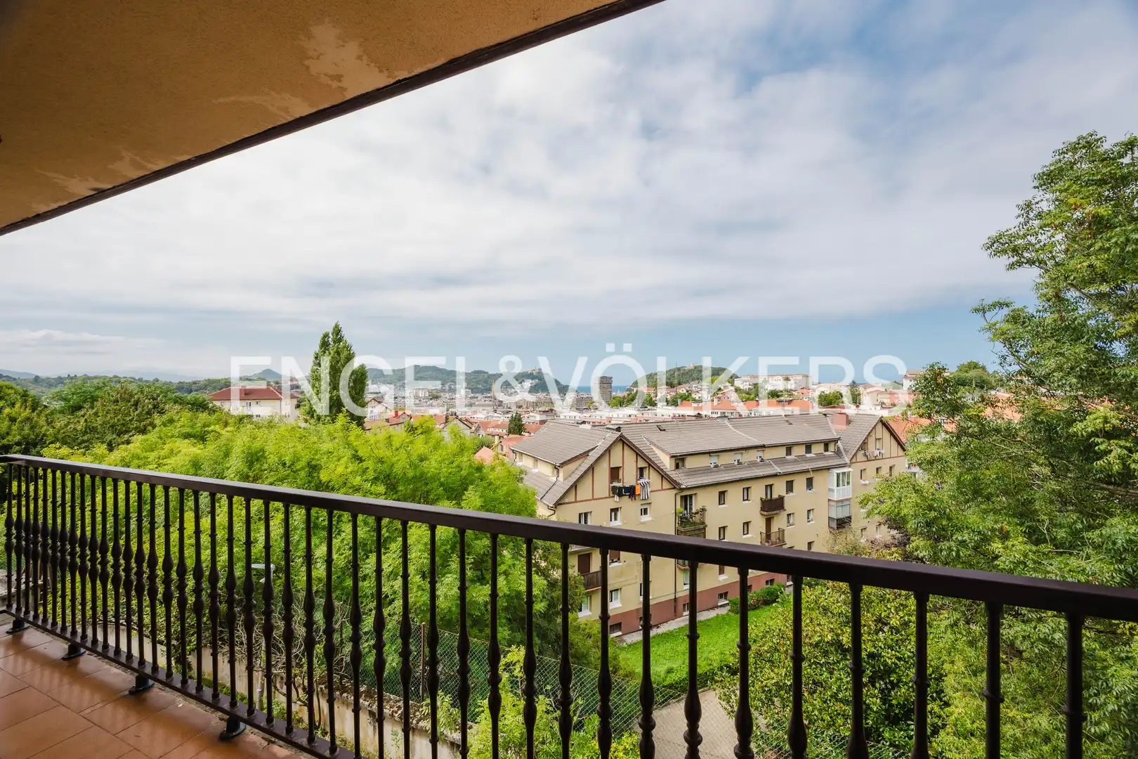 Terrassa de Casa adosada en venda en Donostia - San Sebastián  amb Calefacció, Jardí privat i Balcó