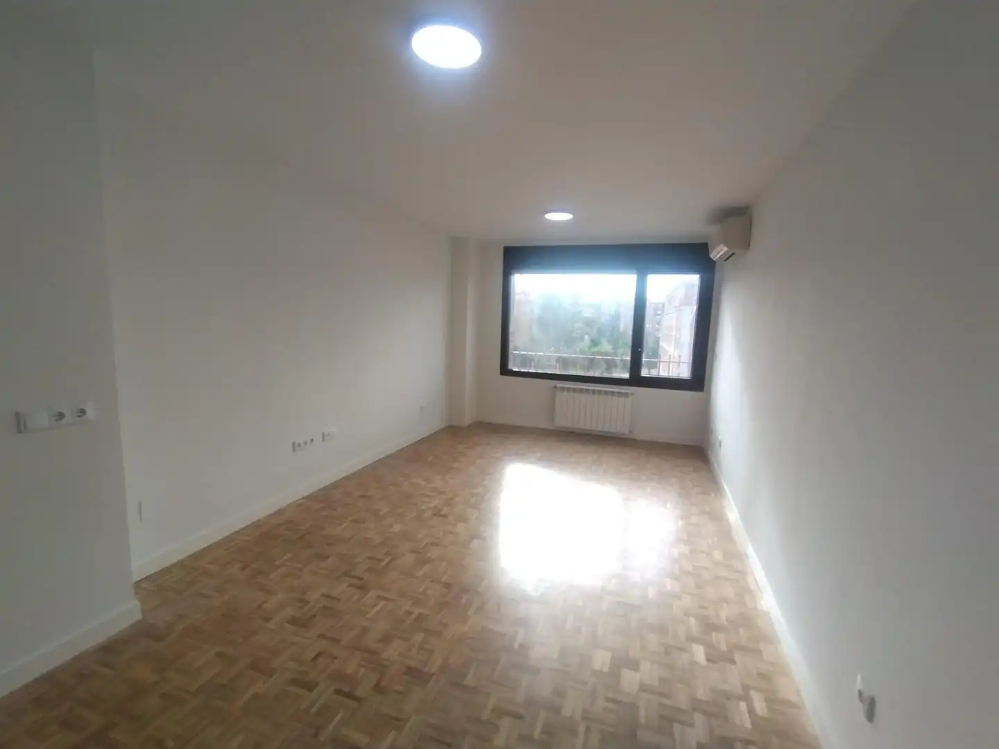 Bedroom of Flat for rent in Valladolid  with Air Conditioner, Heating and Parquet flooring