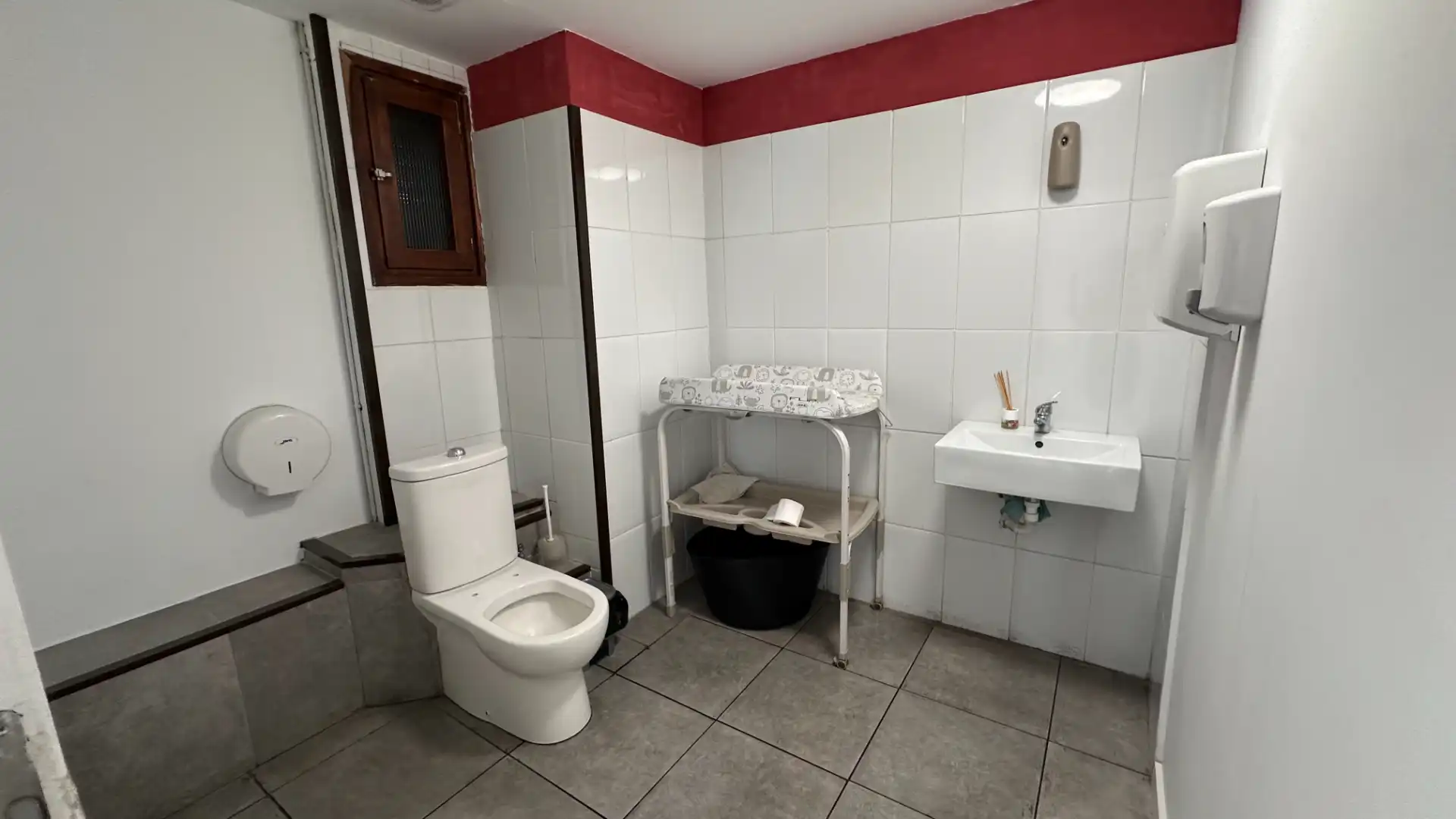 Baño de Local en traspaso en Sant Joan de les Abadesses con Aire acondicionado, Terraza y Amueblado