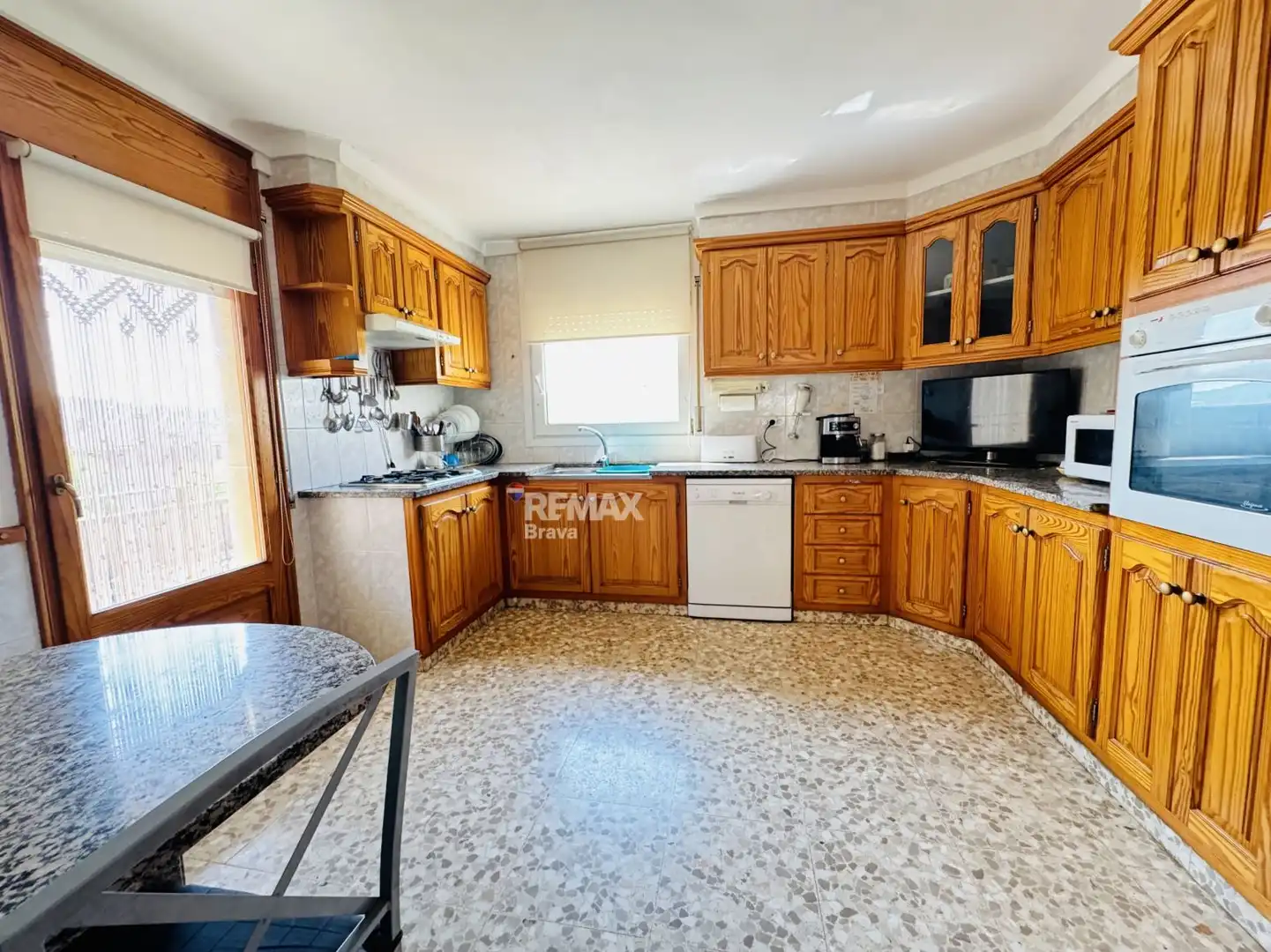 Cuina de Casa o xalet en venda en Amer amb Jardí privat, Terrassa i Traster