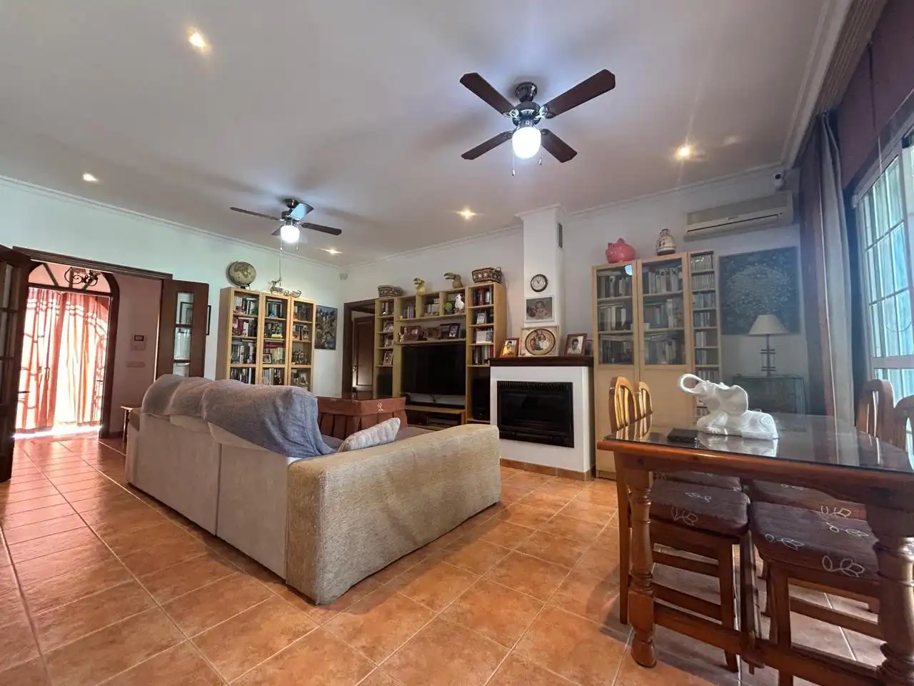 Sala de estar de Casa o chalet en venta en Alcalá de Guadaira con Aire acondicionado, Jardín privado y Terraza