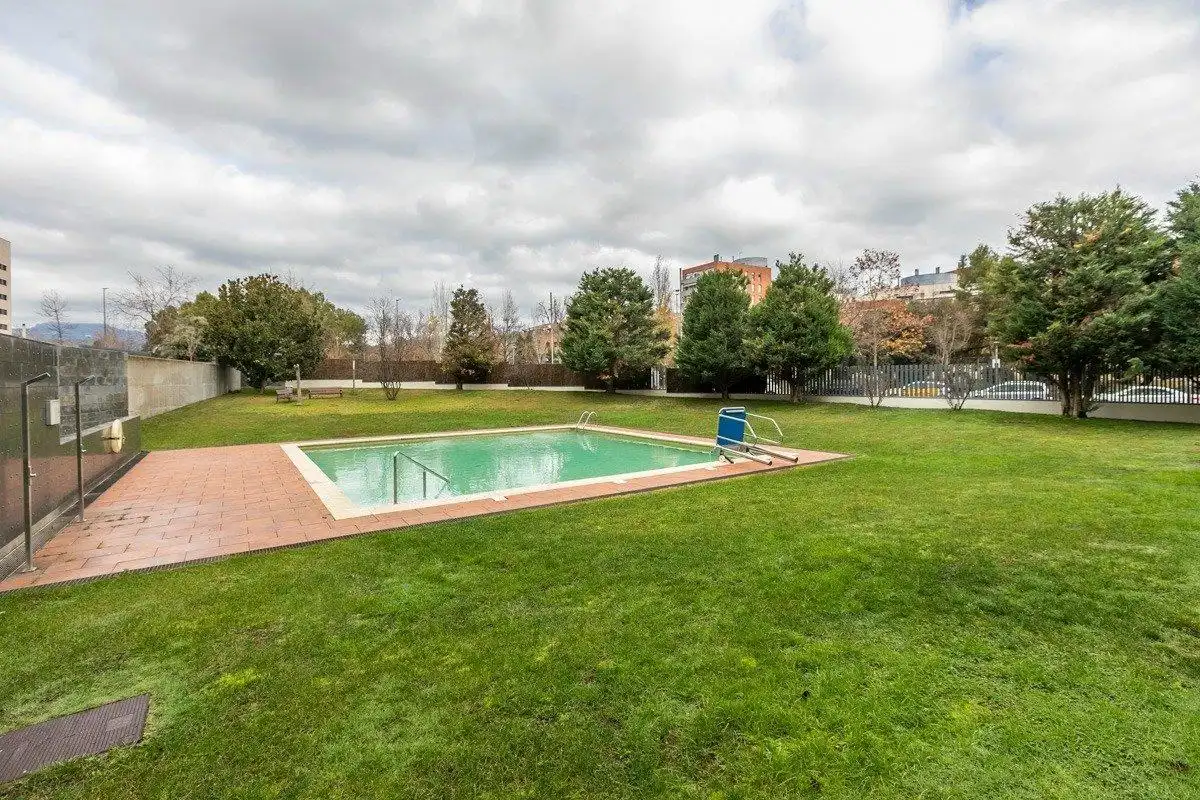 Piscina de Pis en venda en Sabadell amb Aire condicionat, Calefacció i Jardí privat