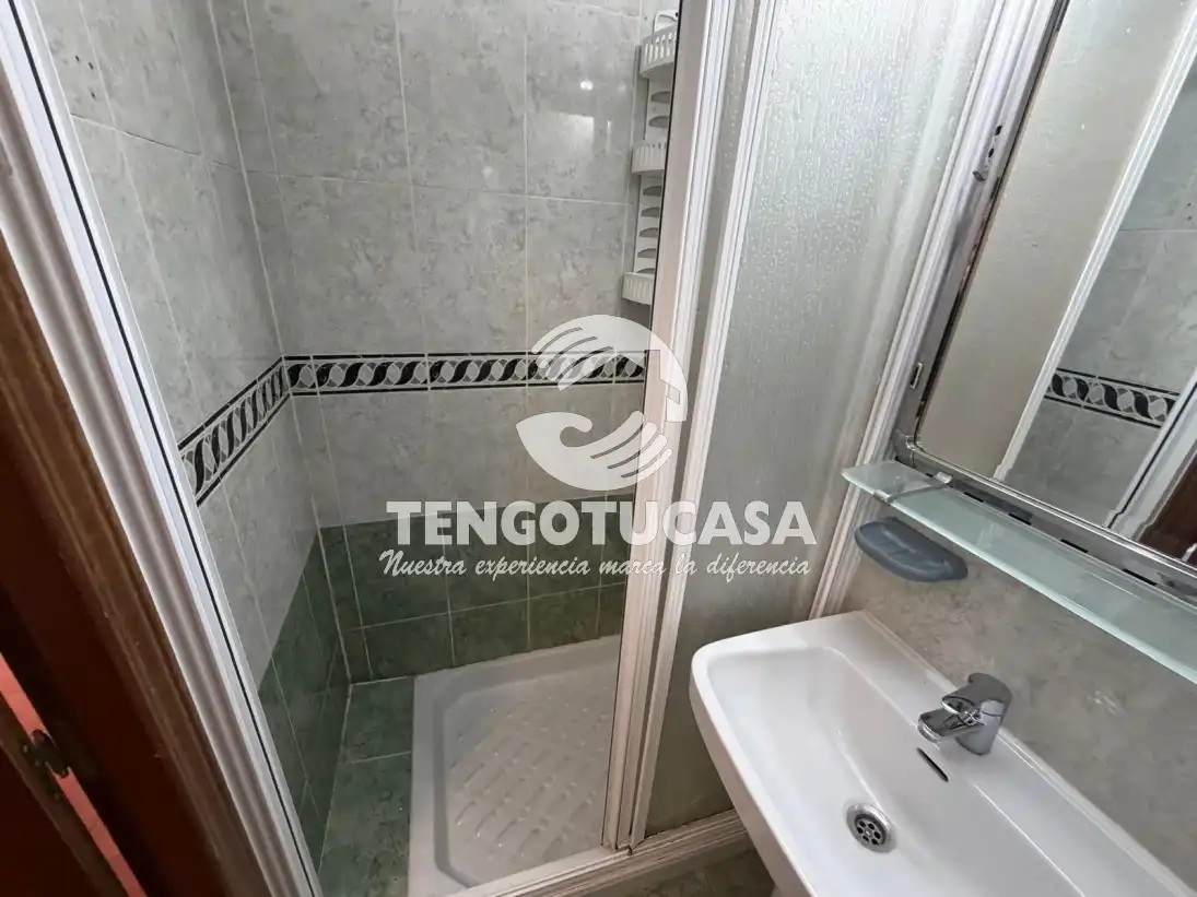 Baño de Piso en venta en Madrid con Calefacción, Terraza y Trastero
