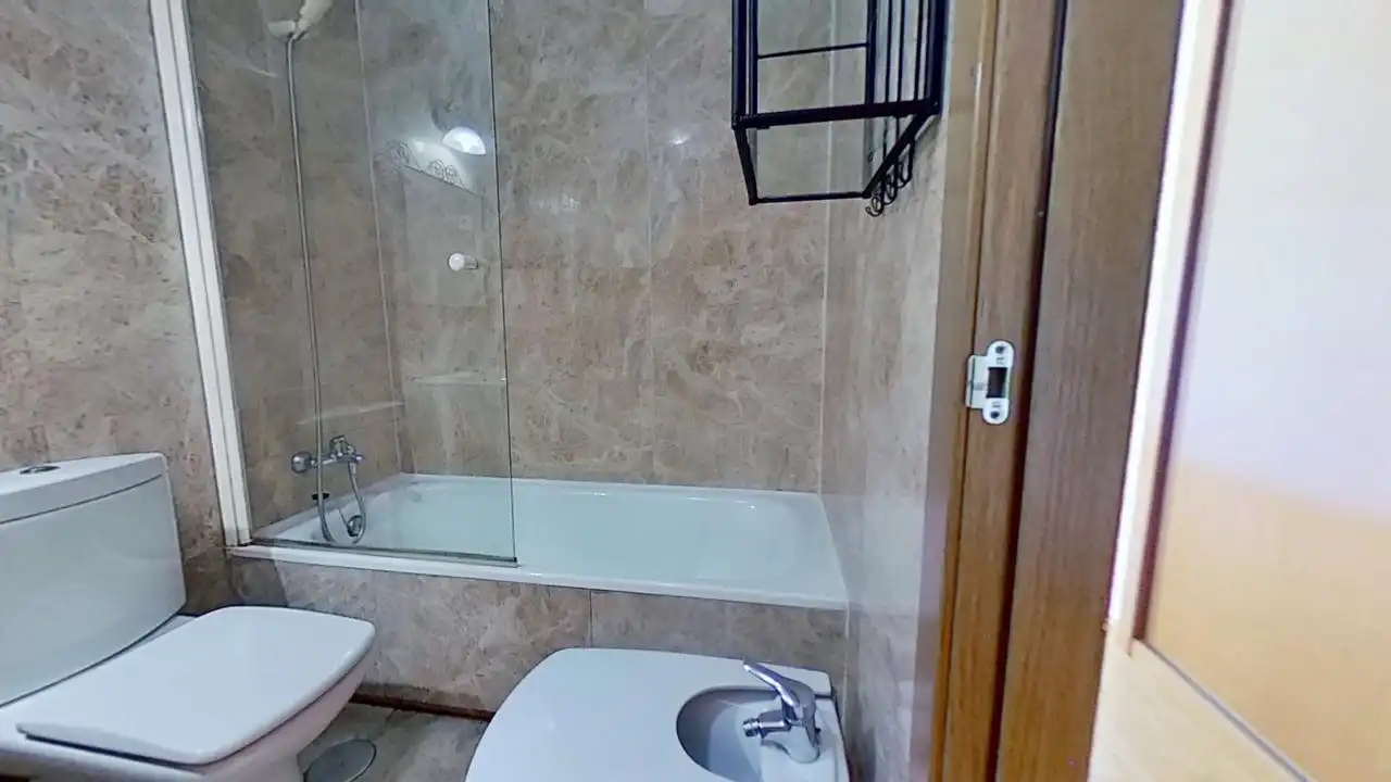 Bathroom of Flat for rent in Madrid  with Air Conditioner, Heating and Private garden