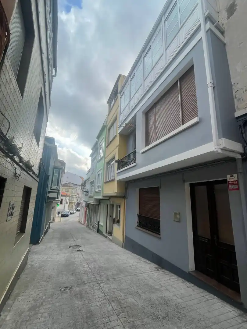 Vista exterior de Casa adosada en venda en Cariño amb Moblat, Forn i Rentadora