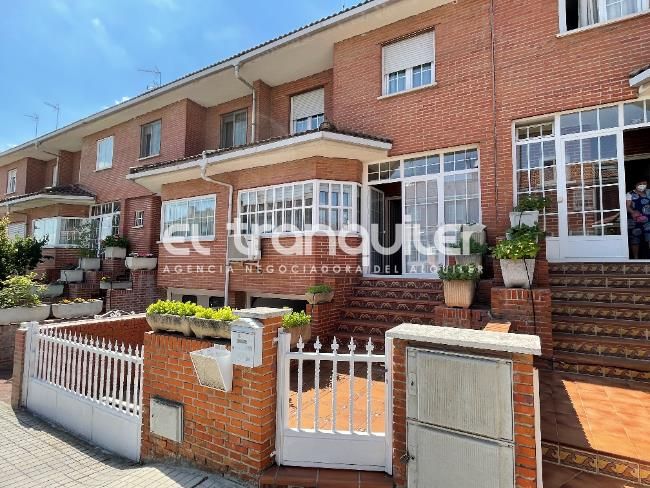Vista exterior de Casa adosada de lloguer en Villaviciosa de Odón amb Aire condicionat, Jardí privat i Moblat