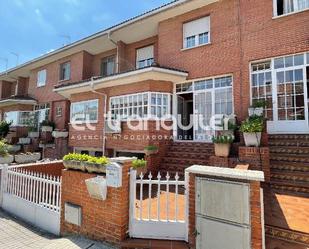 Vista exterior de Casa adosada de lloguer en Villaviciosa de Odón amb Aire condicionat, Jardí privat i Moblat