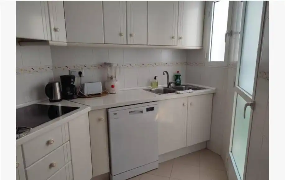 Cuina de Apartament de lloguer en Guardamar del Segura amb Aire condicionat, Calefacció i Terrassa