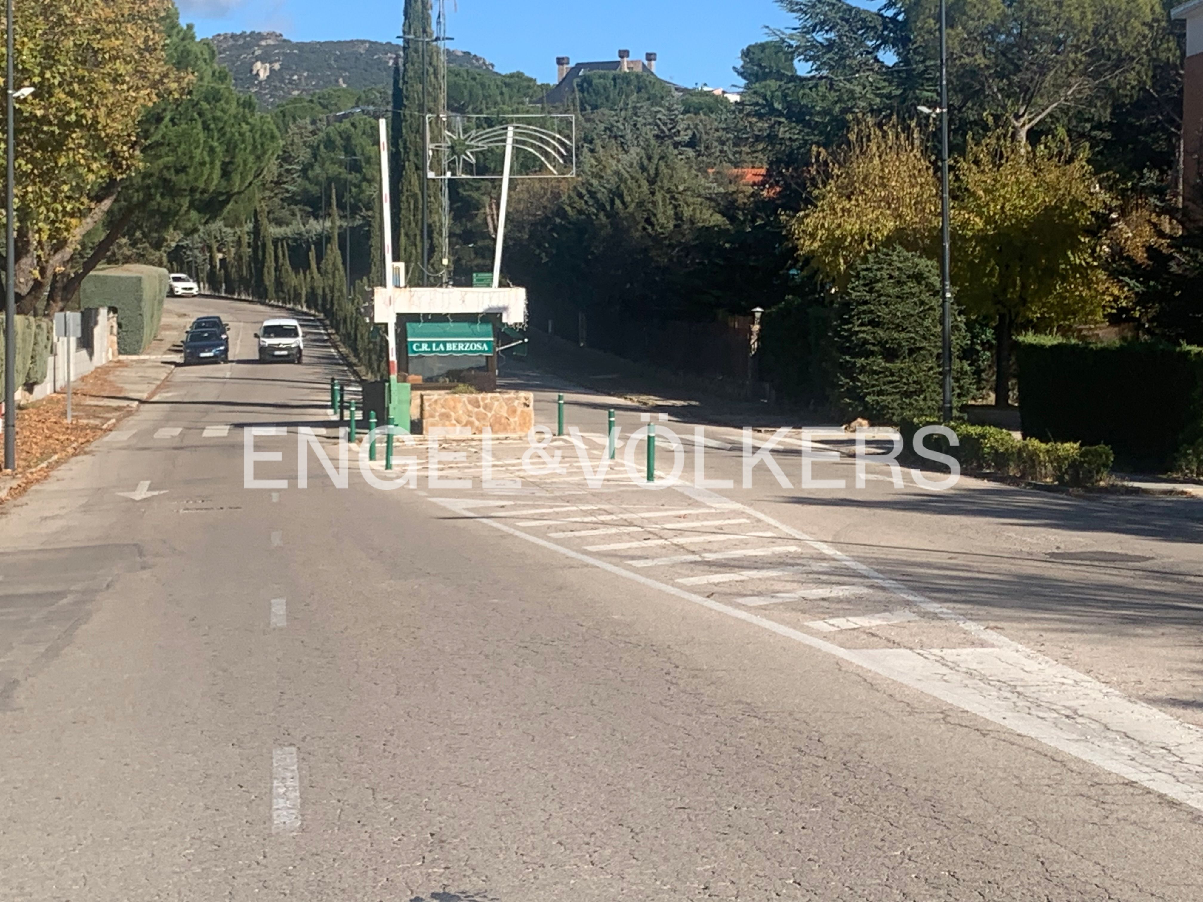 Vista exterior de Apartament de lloguer en Hoyo de Manzanares amb Calefacció, Jardí privat i Parquet