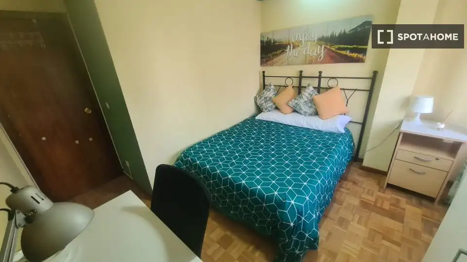 Habitación de Piso de alquiler en Alcalá de Henares con Aire acondicionado, Calefacción y Amueblado