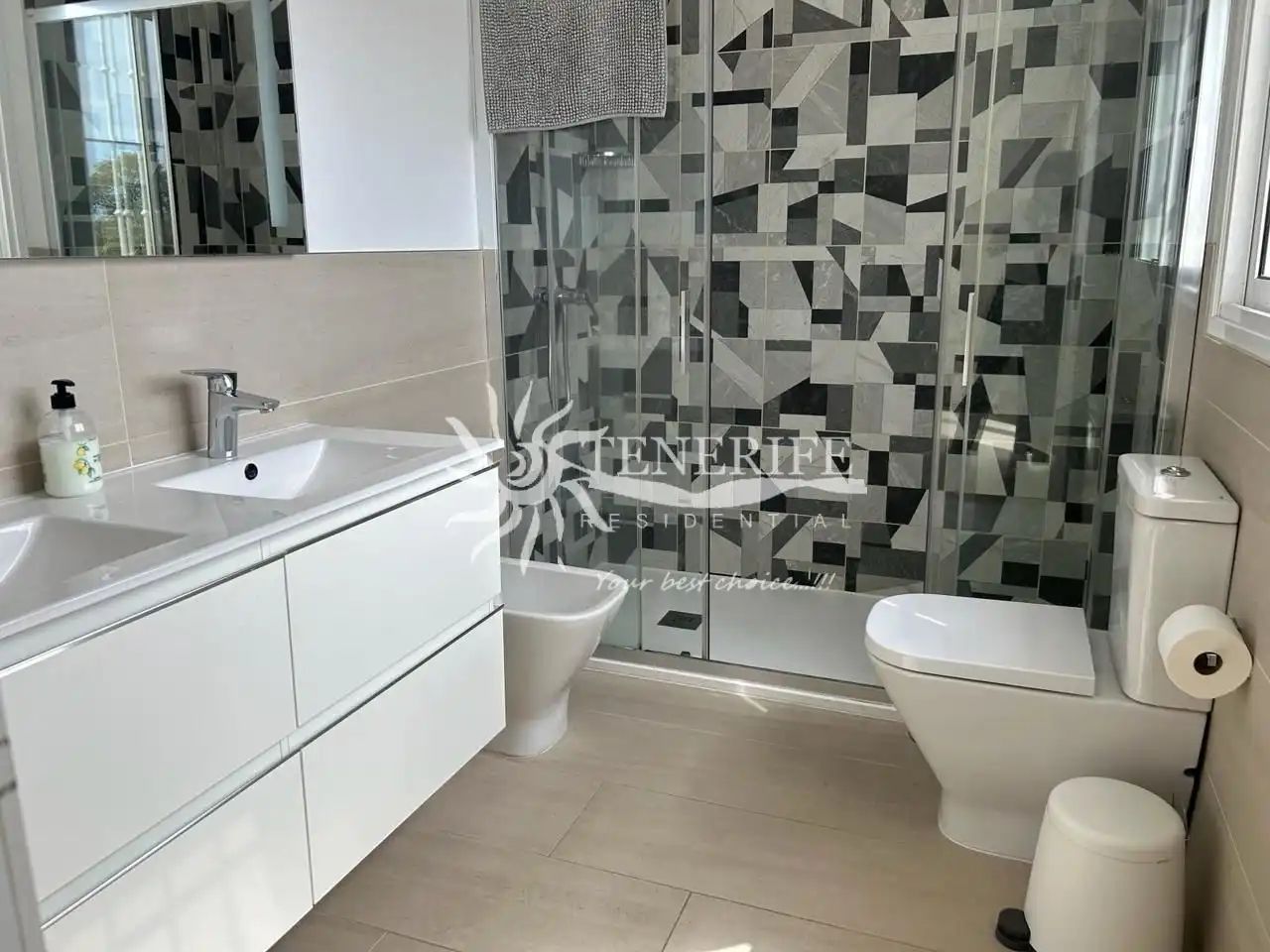 Bany de Casa o xalet en venda en Adeje amb Aire condicionat, Terrassa i Moblat