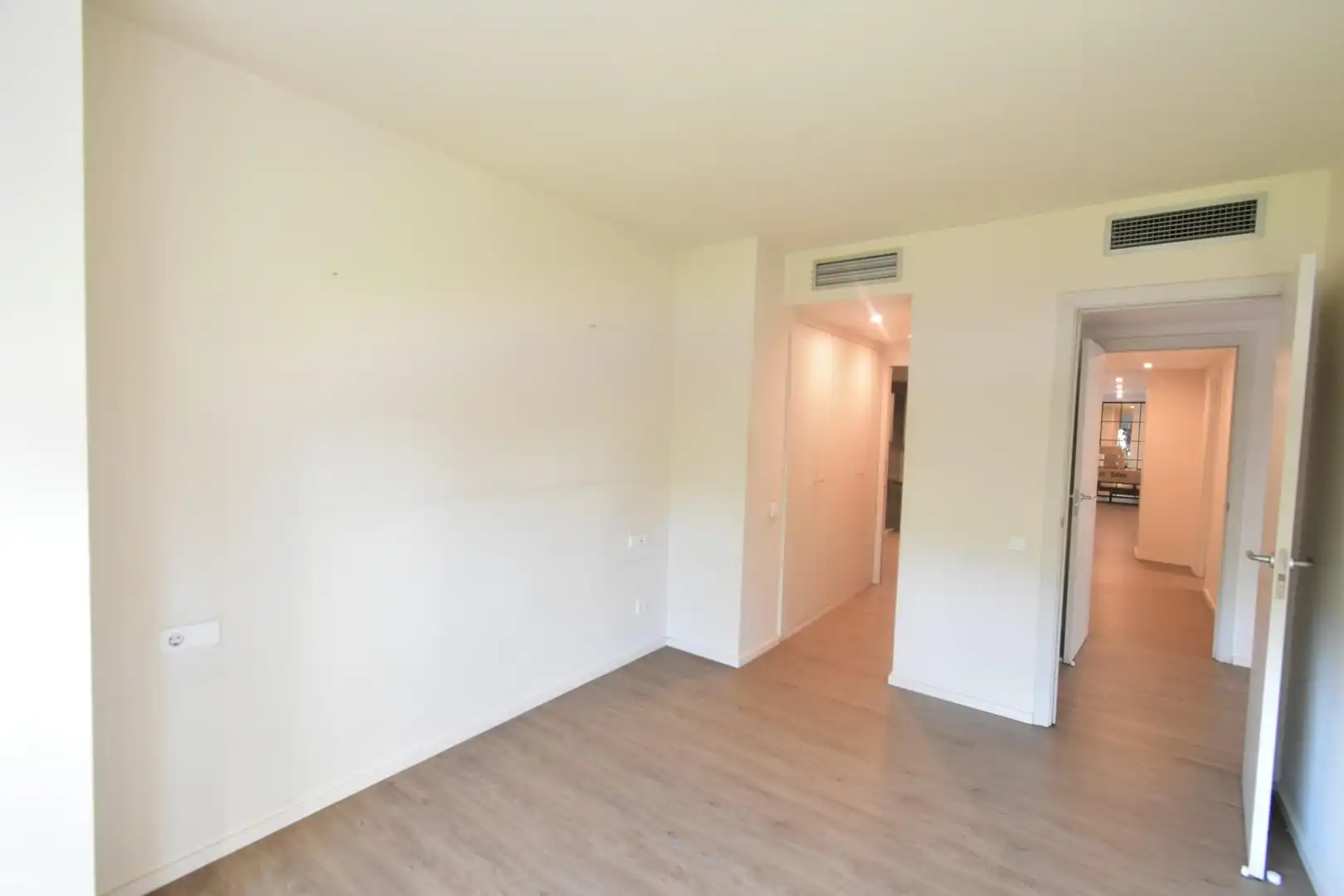 Bedroom of Flat for rent in Barcelona  with Air Conditioner, Heating and Parquet flooring