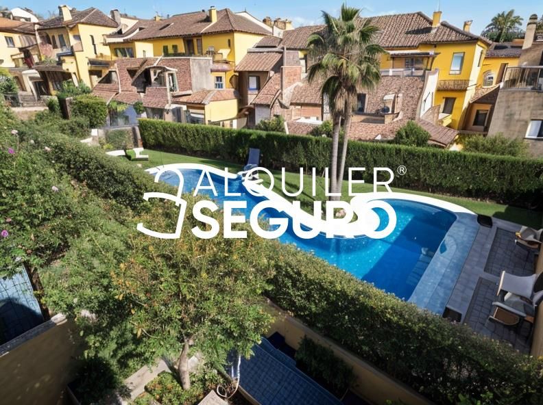 Piscina de Pis de lloguer en Tomares amb Aire condicionat, Terrassa i Piscina