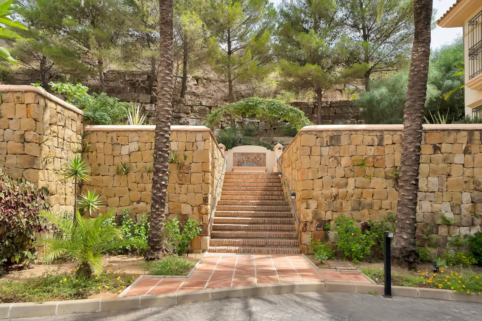 Wohnungen zur Miete in Marbella mit Klimaanlage, Heizung und Privatgarten