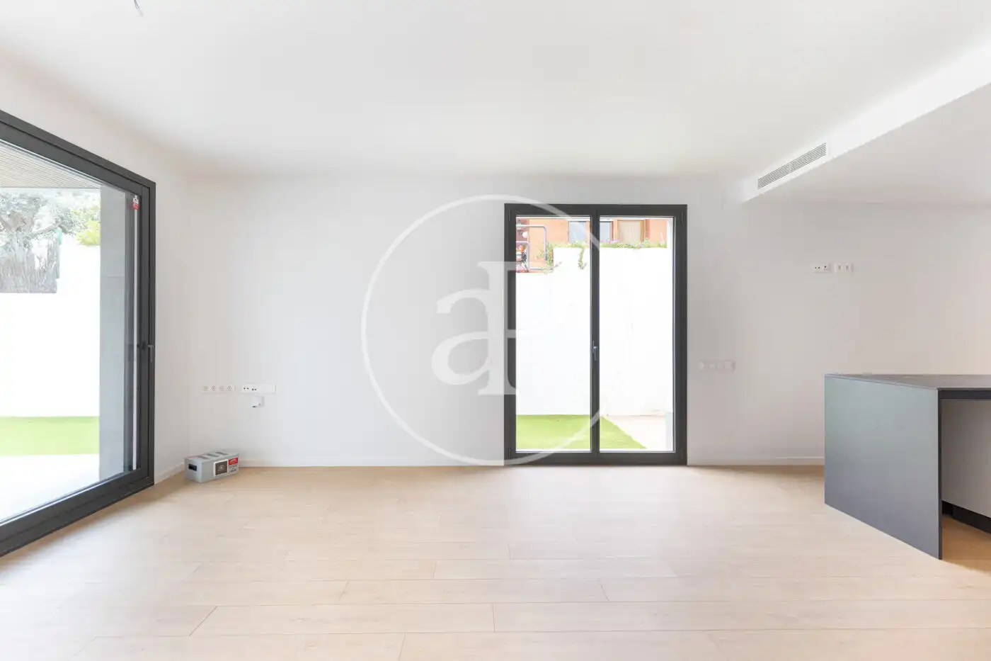 Living room of Flat for sale in Sant Cugat del Vallès  with Air Conditioner, Heating and Private garden