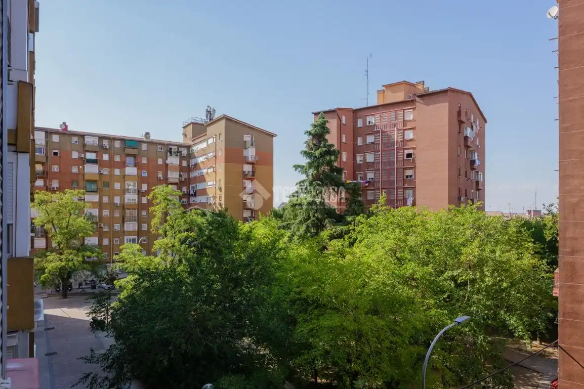 Vista exterior de Pis en venda en Madrid amb Calefacció