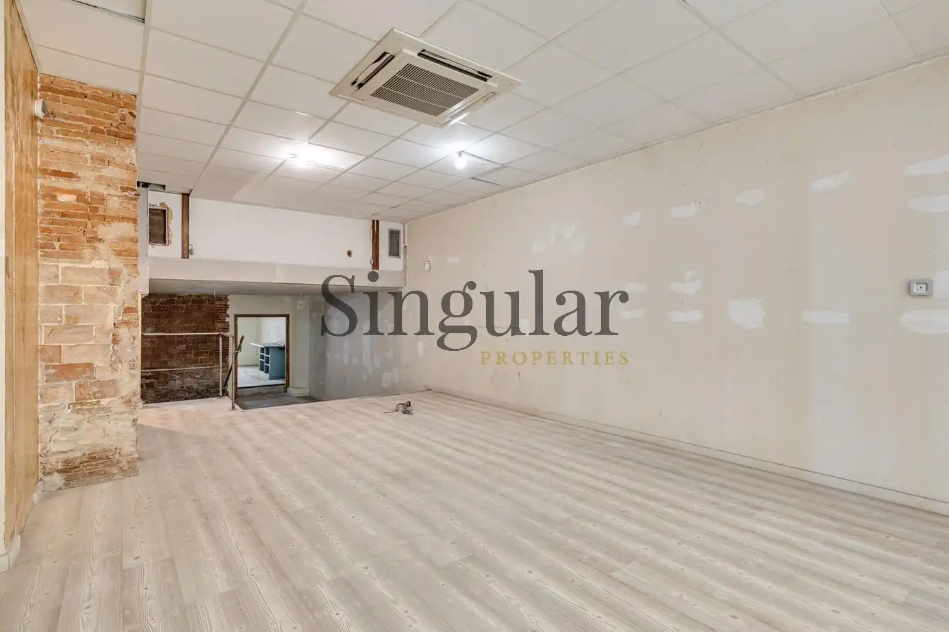 Commercial properties for rent in Carrer de la Creu Coberta, Hostafrancs