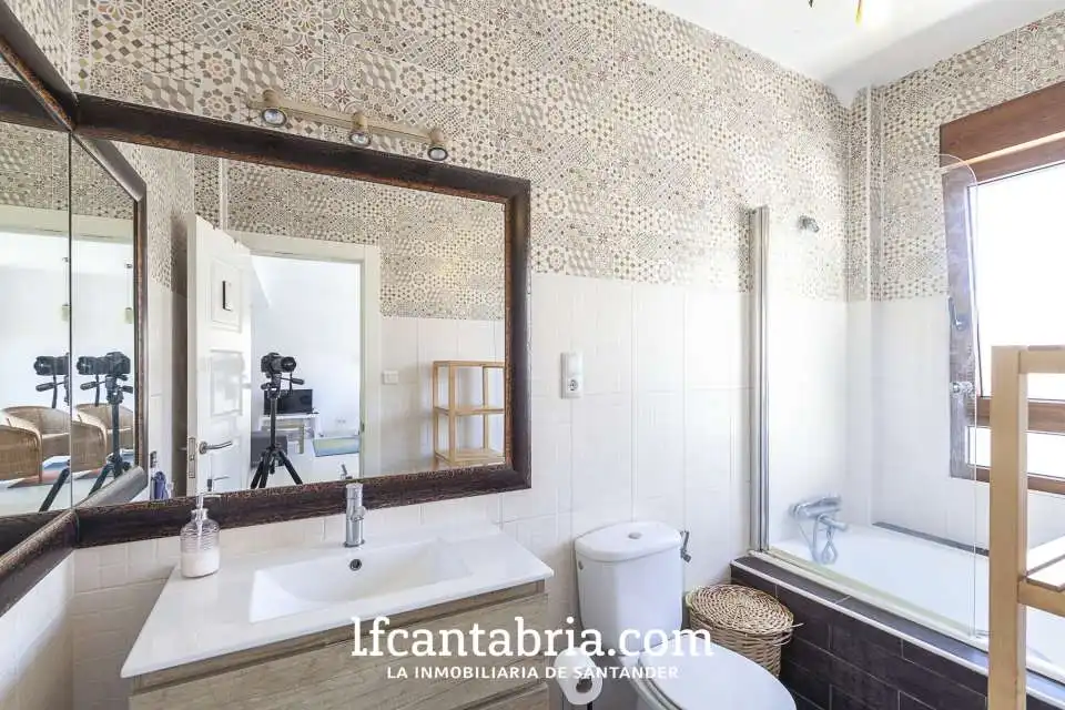 Badezimmer von Wohnung zum Verkauf in Santander mit Heizung und Parkett