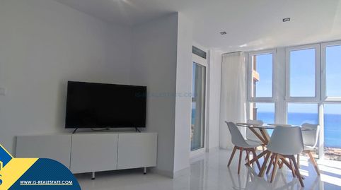 Apartamento reformado con terraza, en la provincia de Alicante, en la ciudad de Torrevieja. 2 habitaciones | 50 m² | 400 metros de