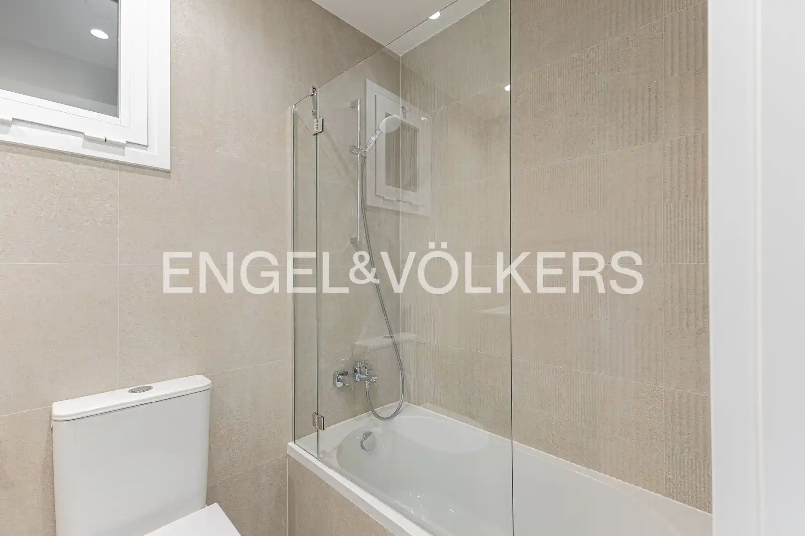 Badezimmer von Wohnung zur Miete in Barcelona mit Klimaanlage, Heizung und Parkett