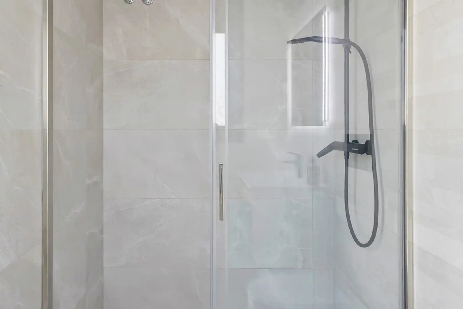 Badezimmer von Wohnung zum Verkauf in Torrevieja mit Klimaanlage, Heizung und Terrasse