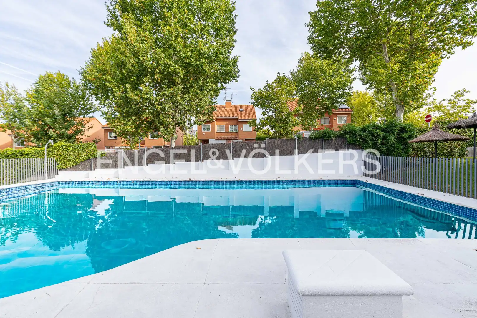 Piscina de Casa adosada en venda en Sector S