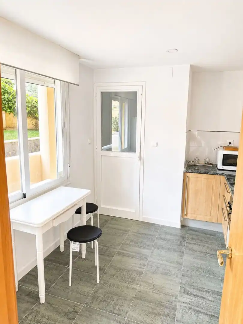 Cuina de Apartament de lloguer en Marbella amb Aire condicionat, Calefacció i Jardí privat