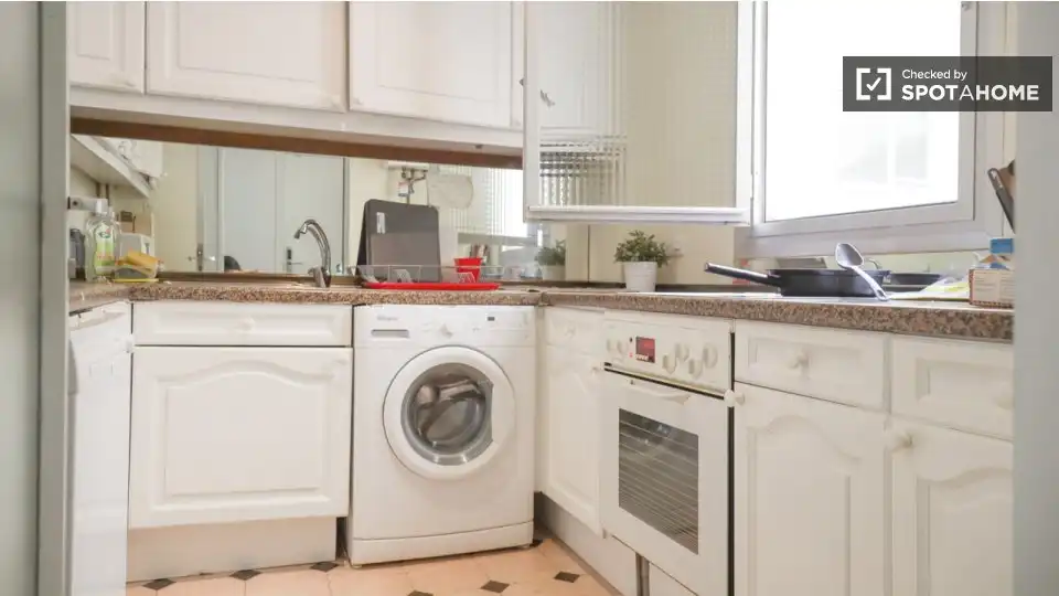 Kitchen of Flat for share in Barrio de Salamanca