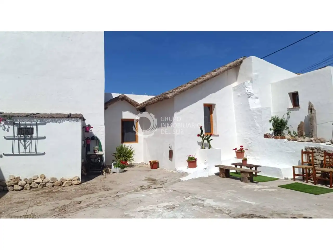 Vista exterior de Casa o xalet en venda en Benalup-Casas Viejas amb Jardí privat, Terrassa i Moblat