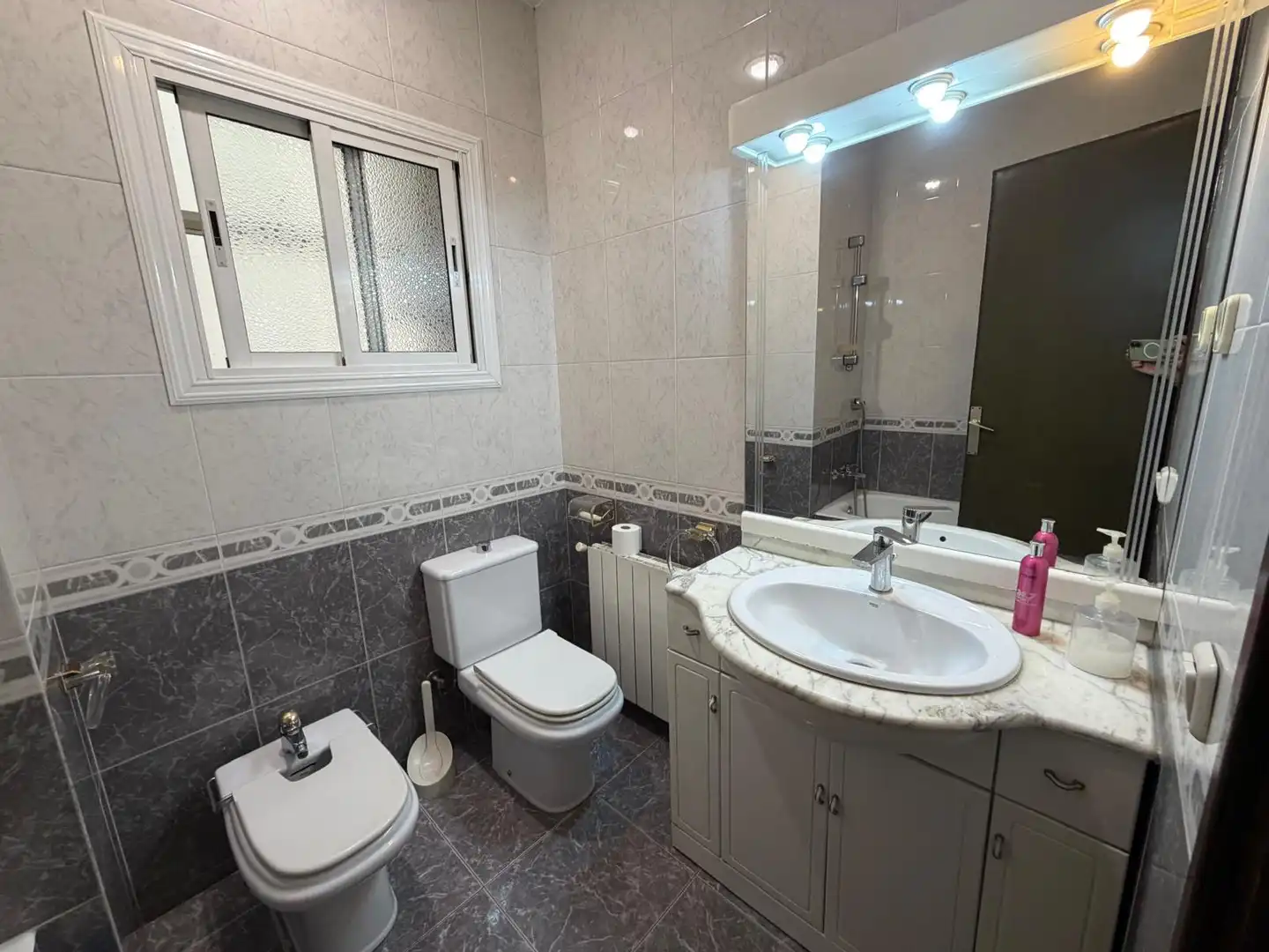 Bathroom of Flat for sale in Barcelona  with Heating and Balcony