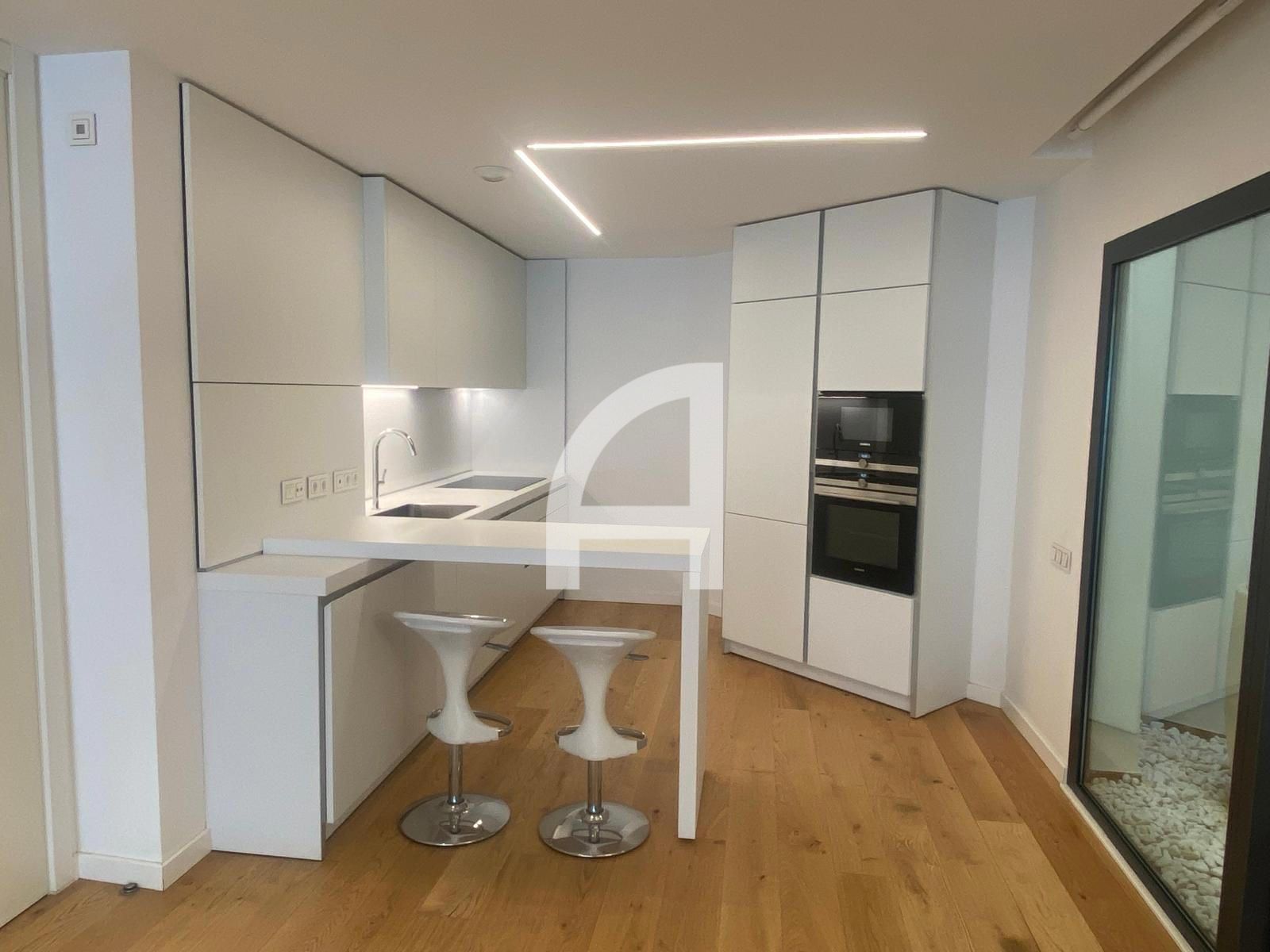 Cuina de Pis de lloguer en Girona Capital amb Aire condicionat, Calefacció i Terrassa