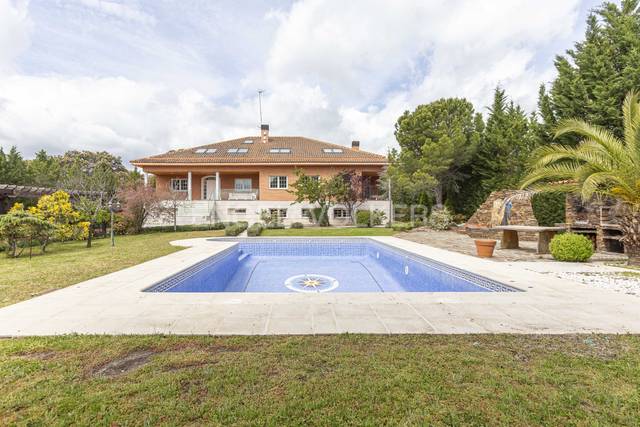 Casa-chalet en Venta en Navalquejigo - Los Arroyos