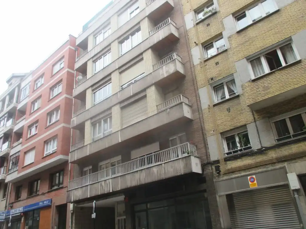 Vista exterior de Piso en venta en Oviedo  con Terraza