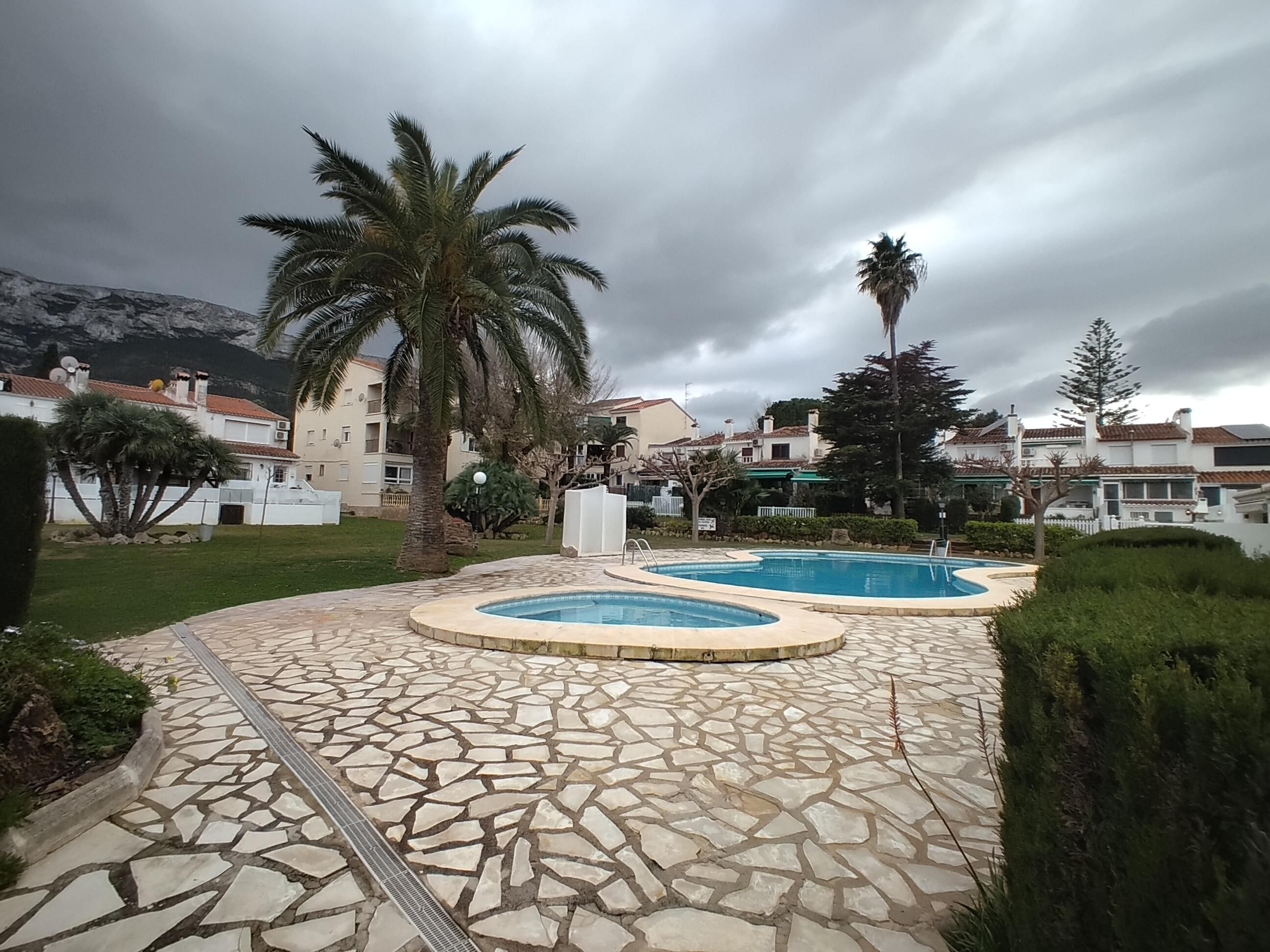 Piscina de Casa adosada en venda en Dénia amb Aire condicionat, Calefacció i Jardí privat