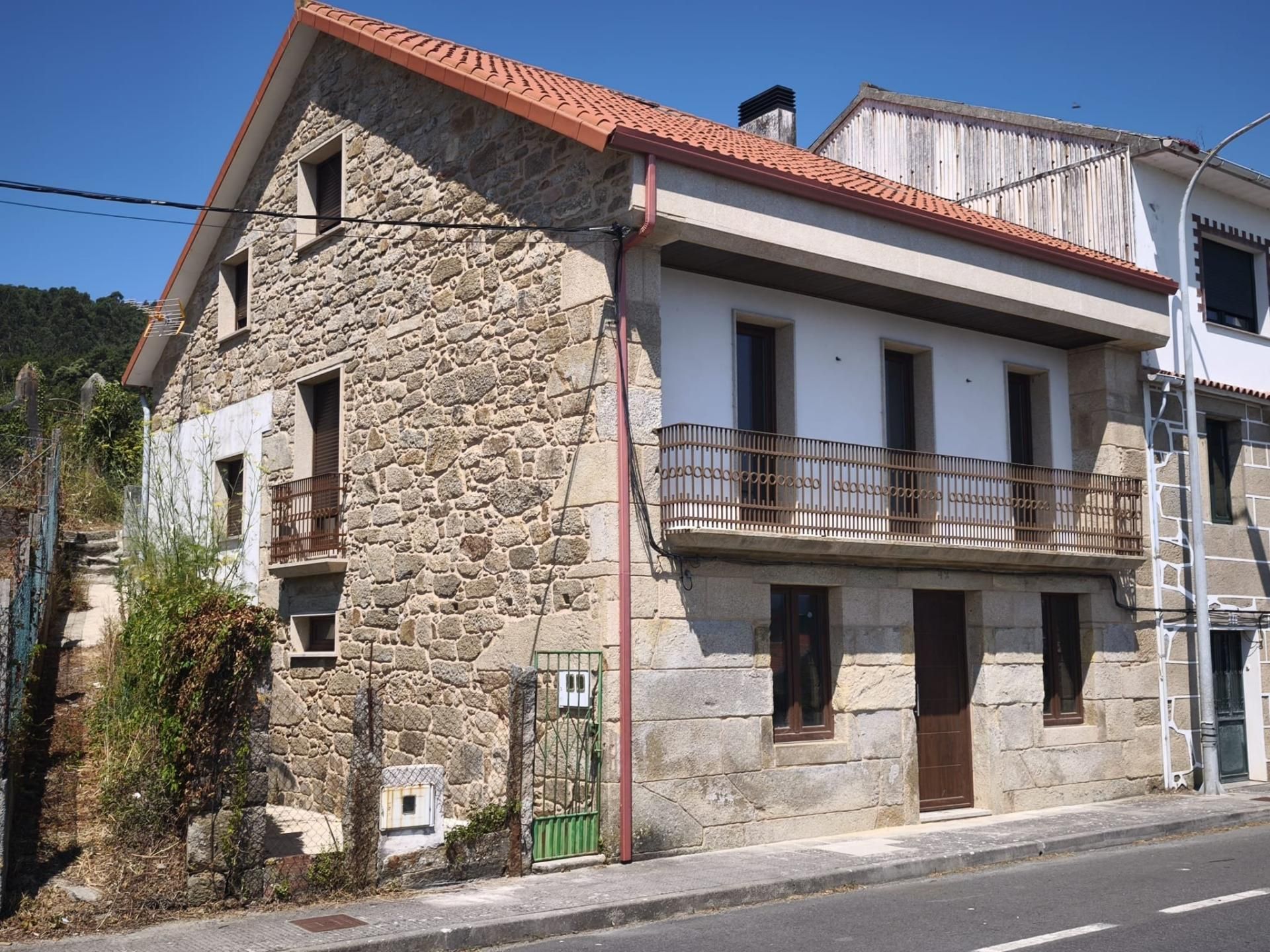 Vista exterior de Casa adosada en venda en Outes amb Balcó