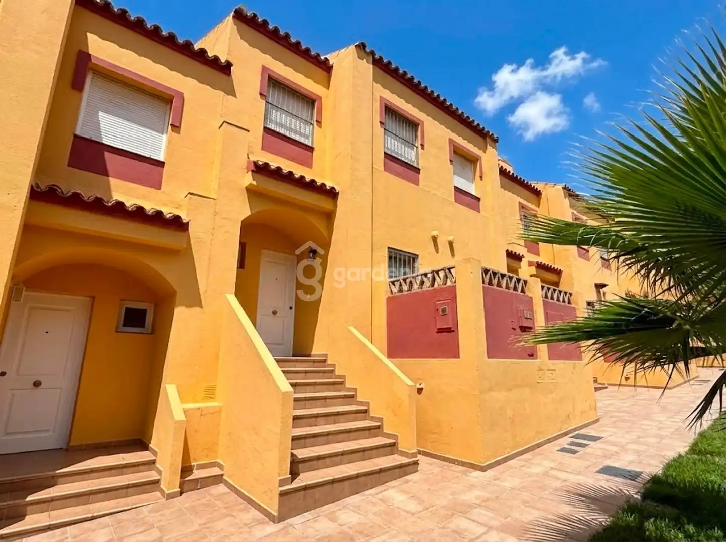 Außenansicht von Einfamilien-Reihenhaus zum Verkauf in Islantilla mit Privatgarten und Terrasse