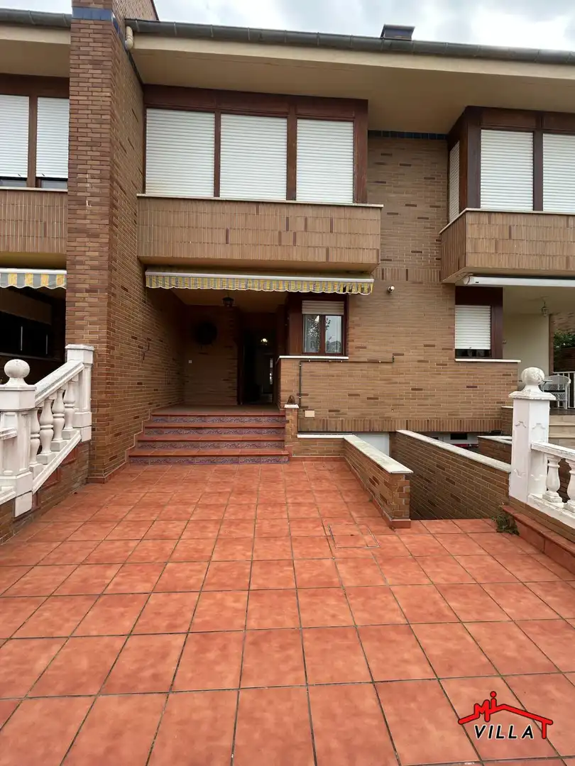 Vista exterior de Casa adosada en venda en Laredo amb Calefacció i Terrassa