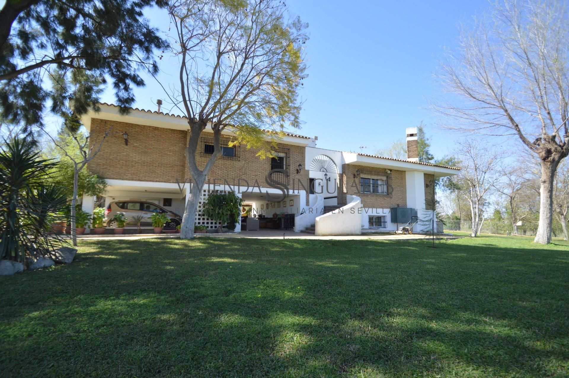 Vista exterior de Casa o chalet en venta en Alcalá de Guadaira con Aire acondicionado, Jardín privado y Trastero
