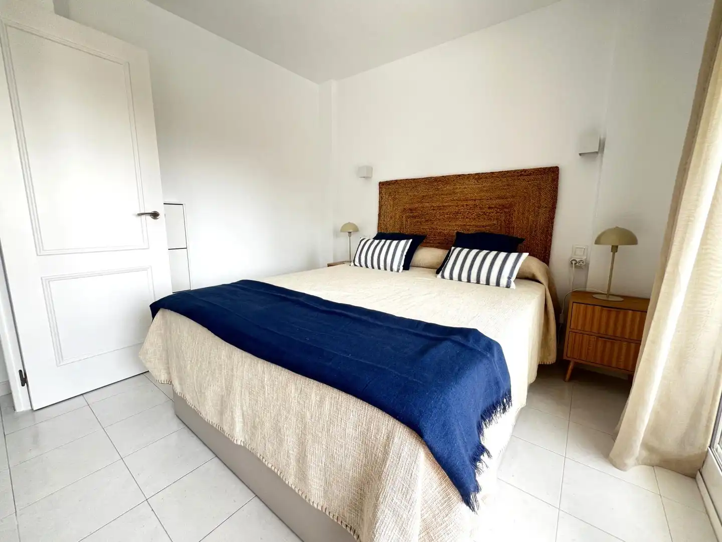 Dormitori de Apartament de lloguer en Fuengirola amb Aire condicionat, Calefacció i Jardí privat