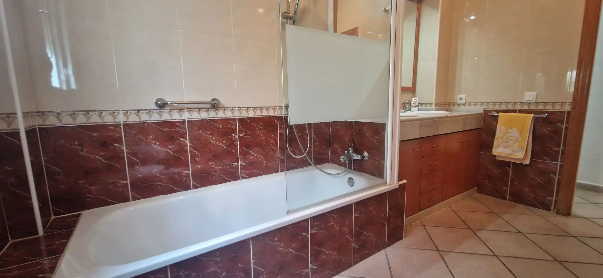 Bany de Casa o xalet en venda en El Portil amb Aire condicionat, Calefacció i Jardí privat