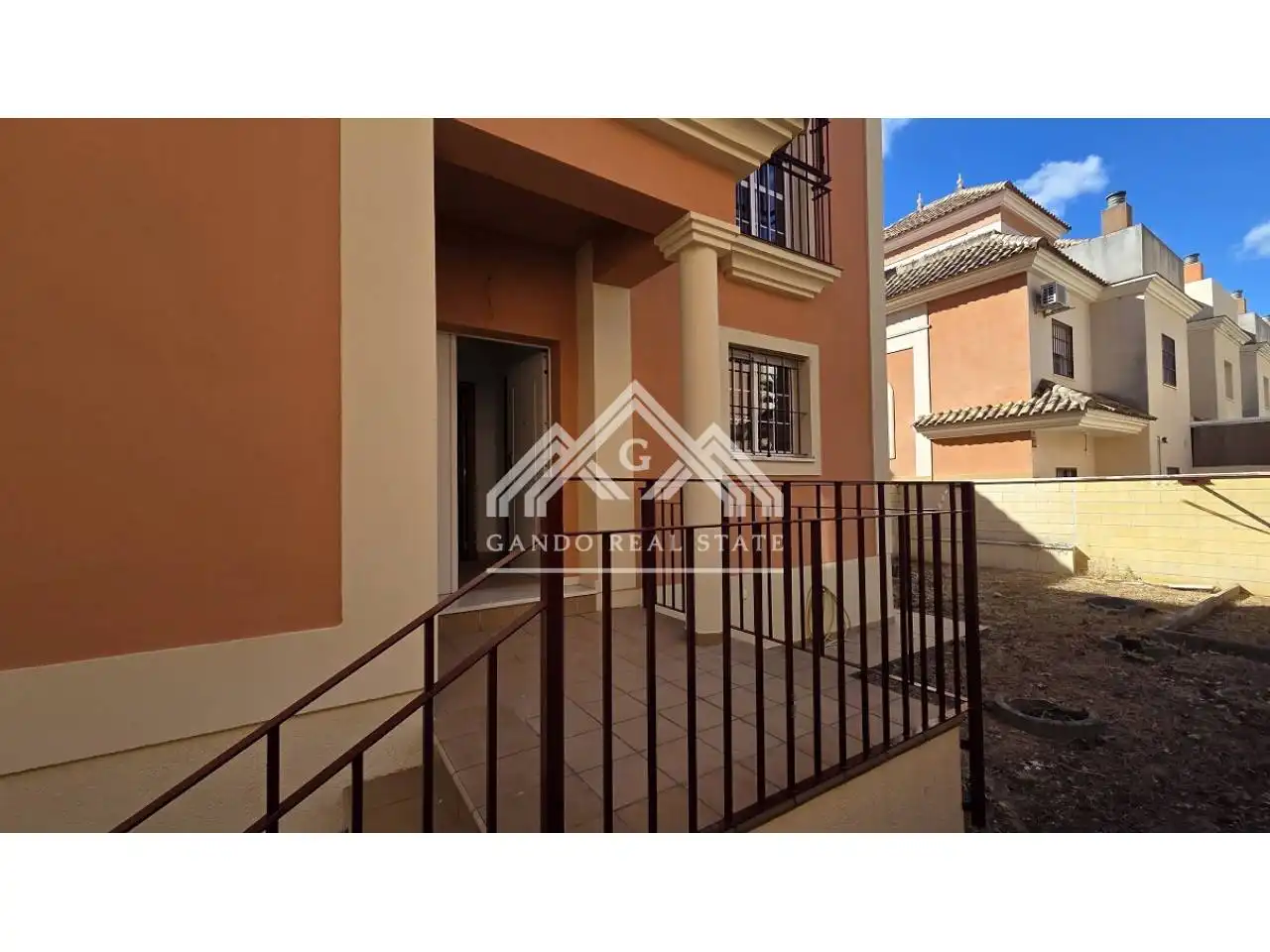Vista exterior de Casa adosada en venda en Dos Hermanas amb Aire condicionat i Jardí privat