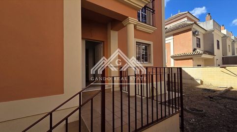 Foto 2 de Casa adosada en venda a Avenida Ingeniero José Luis Prats, Arenal - La Pólvora, Dos Hermanas