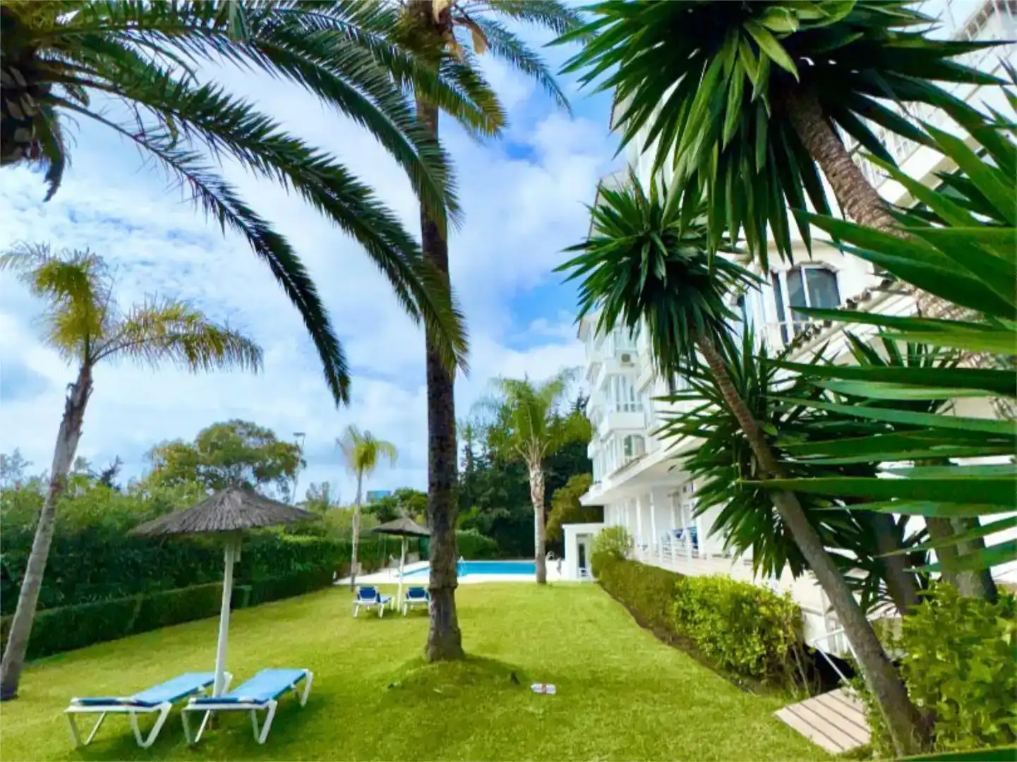 Vista exterior de Apartament de lloguer en Marbella amb Aire condicionat, Piscina i Balcó