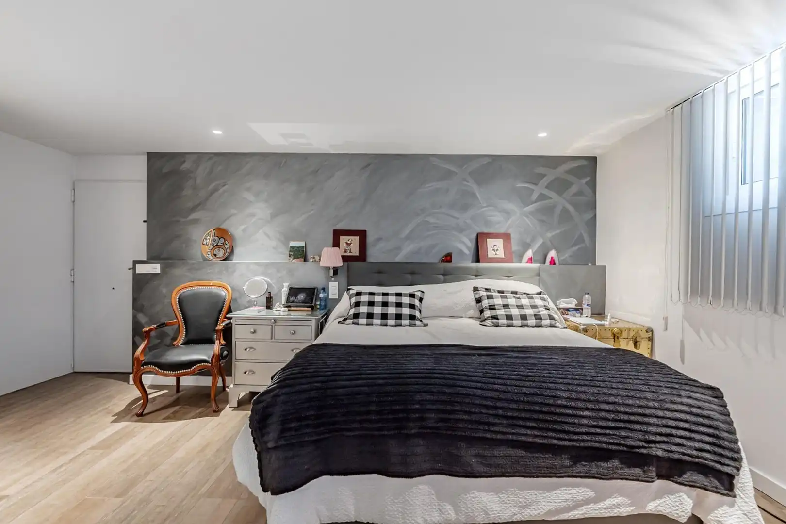 Habitación de Casa adosada en venta en Pozuelo de Alarcón con Aire acondicionado, Calefacción y Piscina
