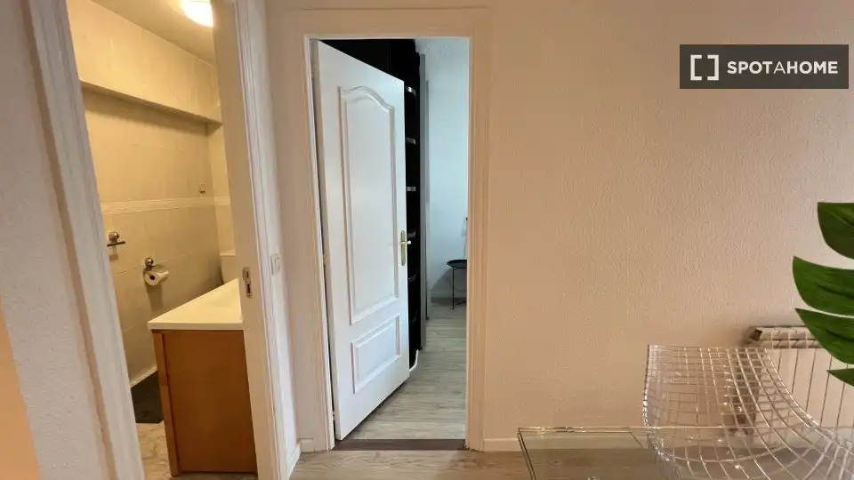 Flat for rent in Madrid  with Air Conditioner, Heating and Furnished